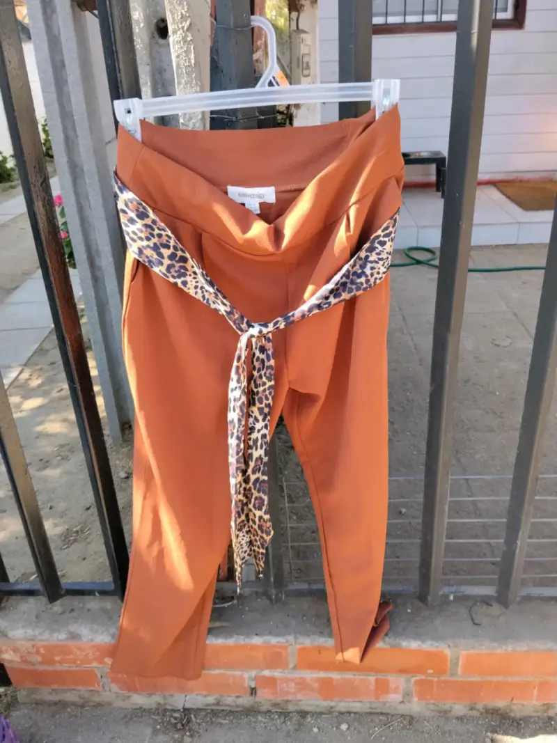Pantalones anaranjados con cinta - 1