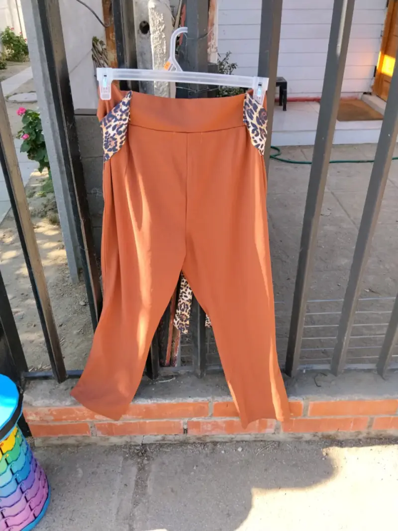 Pantalones anaranjados con cinta - 3