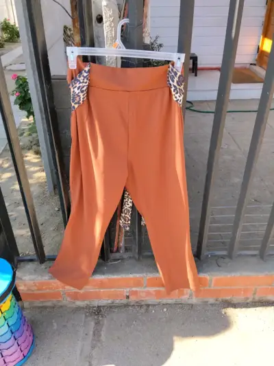 Pantalones anaranjados con cinta - miniatura 3
