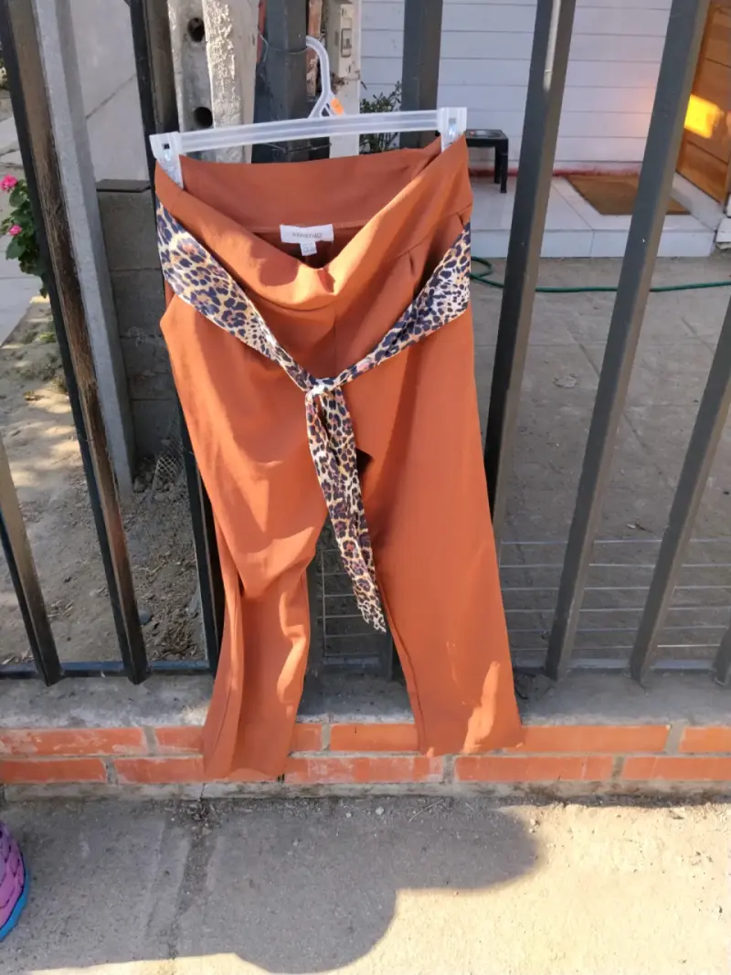 Pantalones anaranjados con cinta - 4