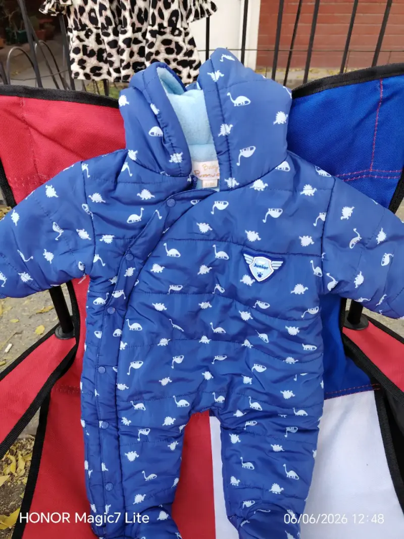 Enterito azul con diseño de dinosaurios