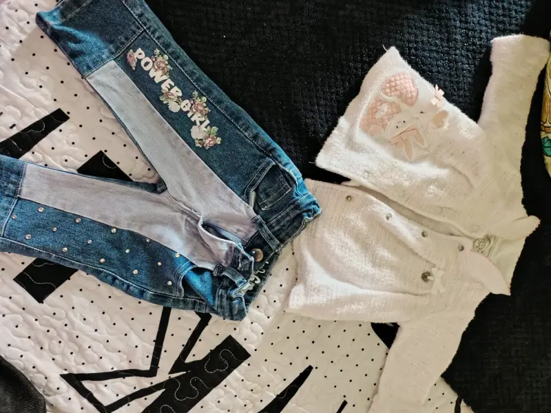 Conjunto bebé polerón y jeans