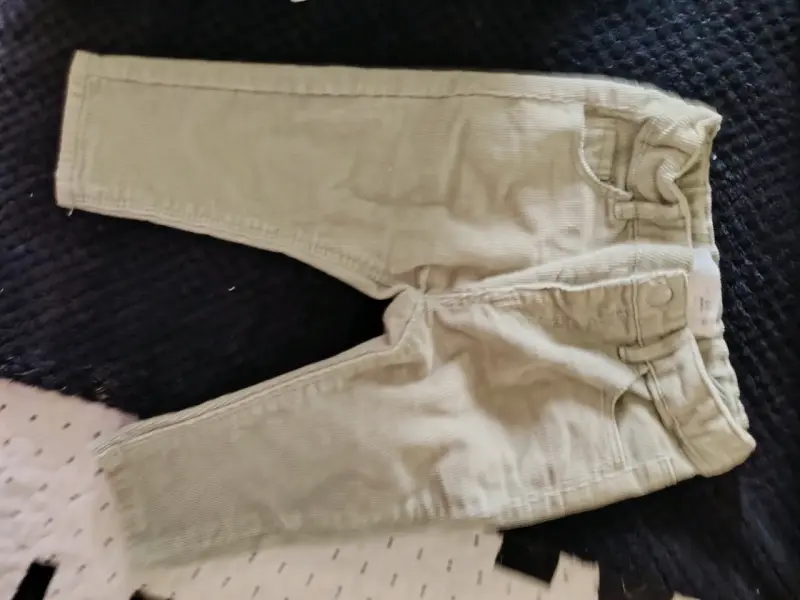 Pantalones beige para niños