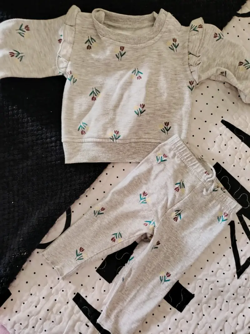 Conjunto de bebé con flores