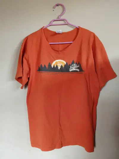 Polera naranja con estampado - miniatura 1