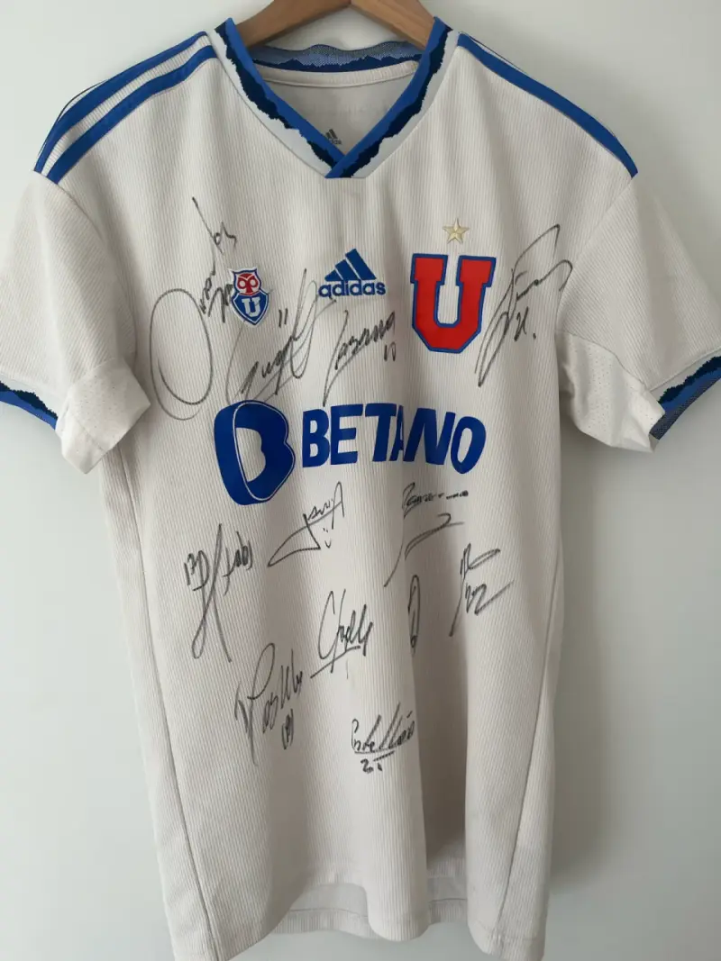Polera de universidad de Chile autografiada