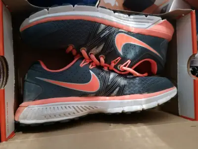Zapatillas deportivas azul y naranja - miniatura 1