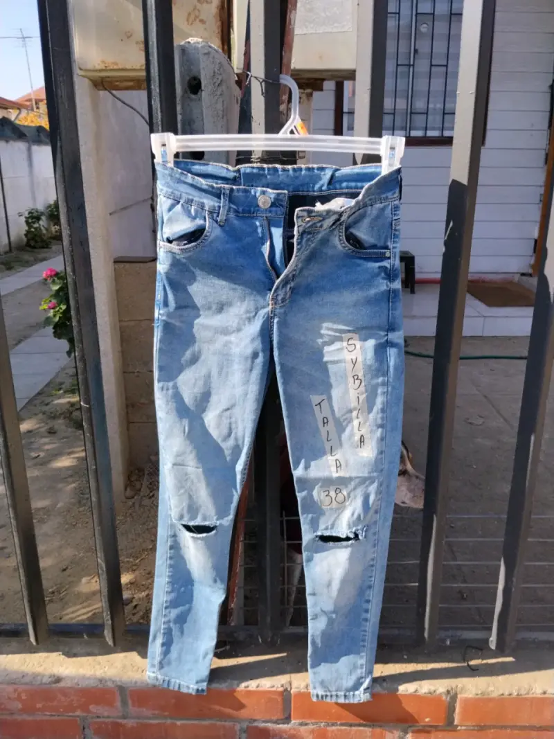 Jeans rasgados azul claro - 1