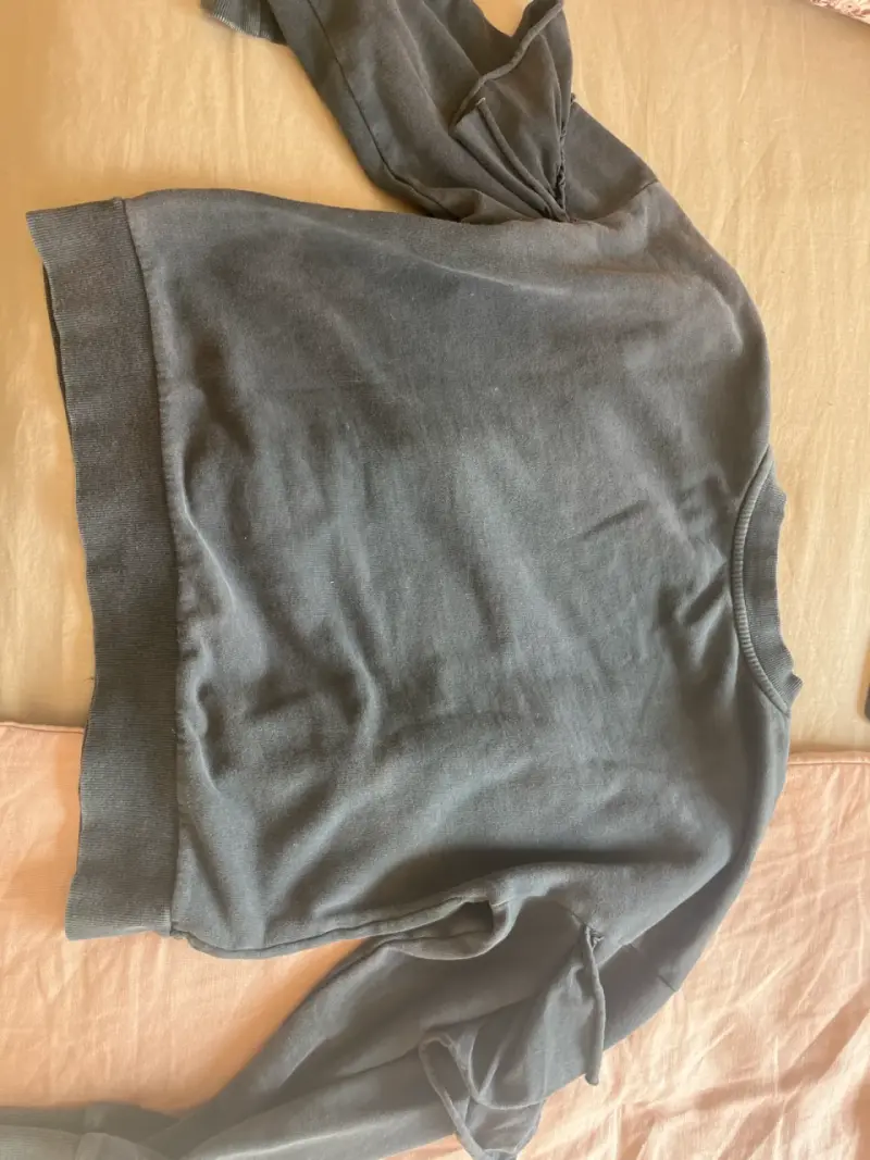 Poleron gris con vuelos - 3