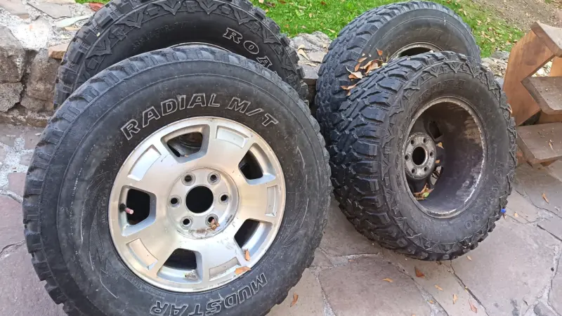 Juego de neumáticos off-road usados