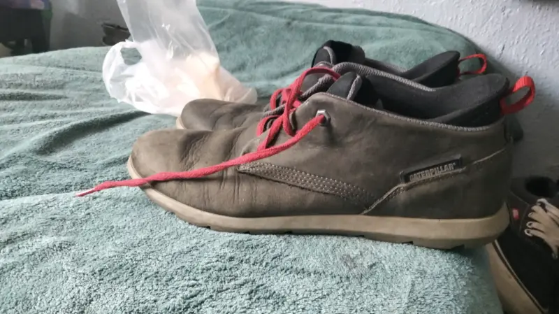 Zapatillas marrones con cordones rojos - 1