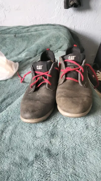 Zapatillas marrones con cordones rojos - miniatura 2