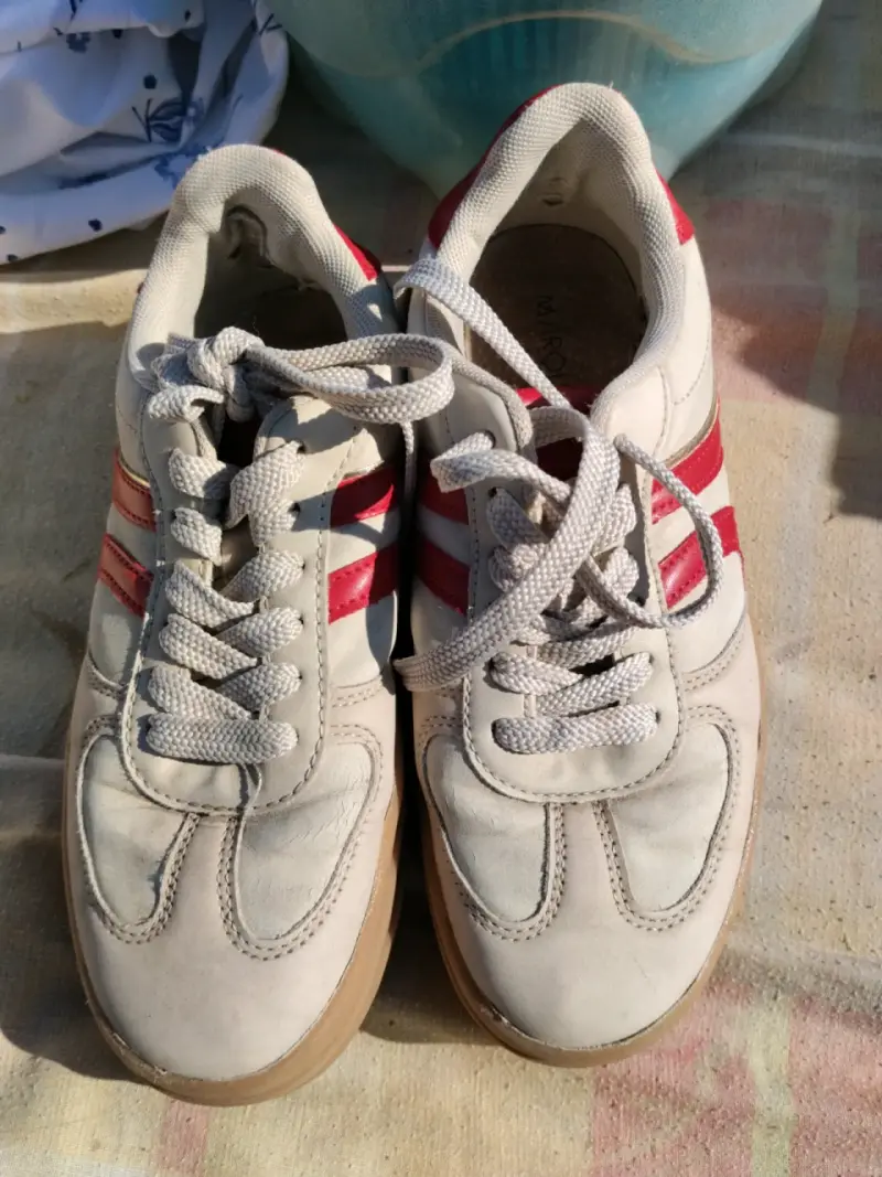 Zapatillas deportivas blancas y rojas - 1