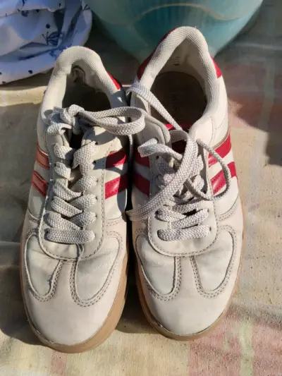 Zapatillas deportivas blancas y rojas - miniatura 1