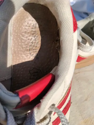 Zapatillas deportivas blancas y rojas - miniatura 2