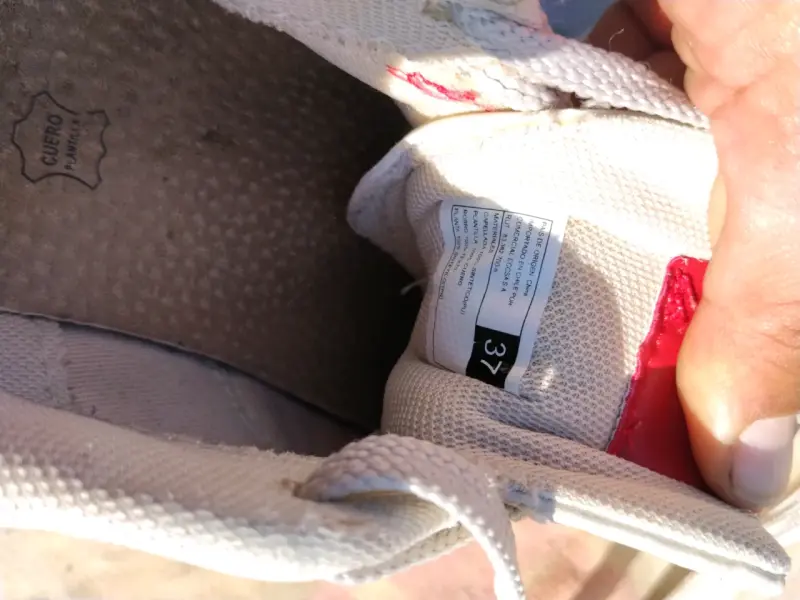 Zapatillas deportivas blancas y rojas - 3