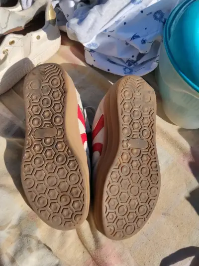 Zapatillas deportivas blancas y rojas - miniatura 4
