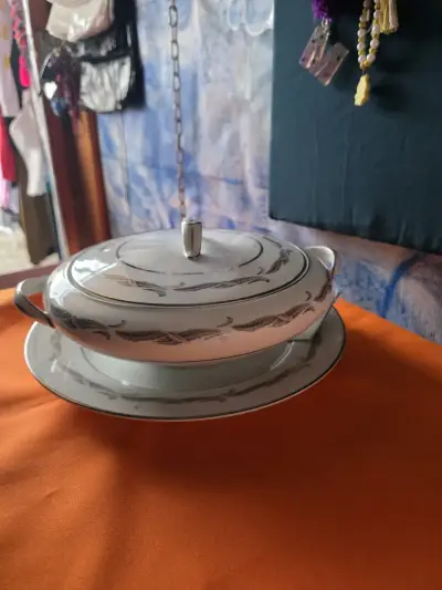 Fuente de porcelana con tapa - miniatura 2