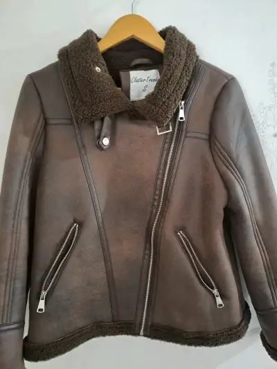 Chaqueta marrón con cuello de borrego - miniatura 1