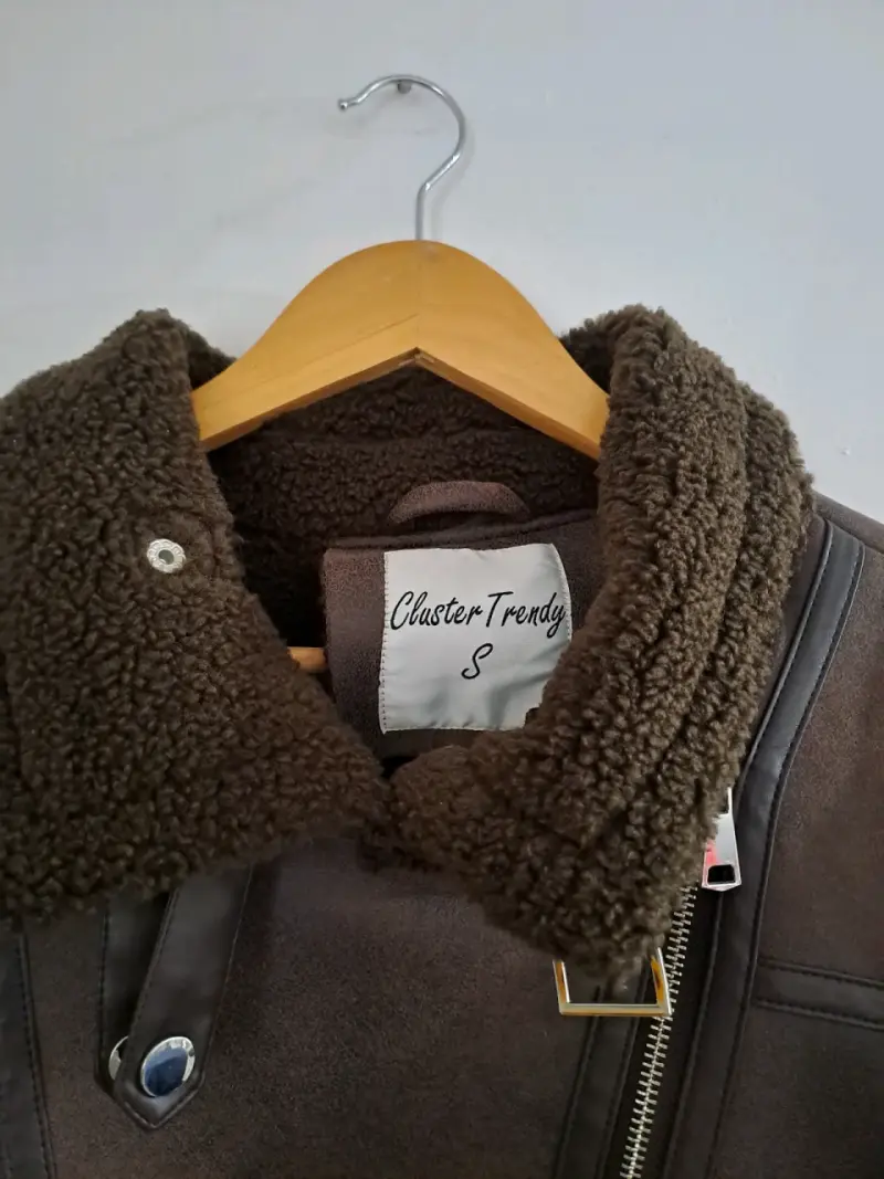 Chaqueta marrón con cuello de borrego - 3