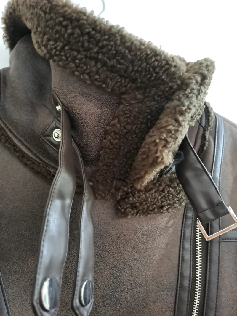 Chaqueta marrón con cuello de borrego - 4