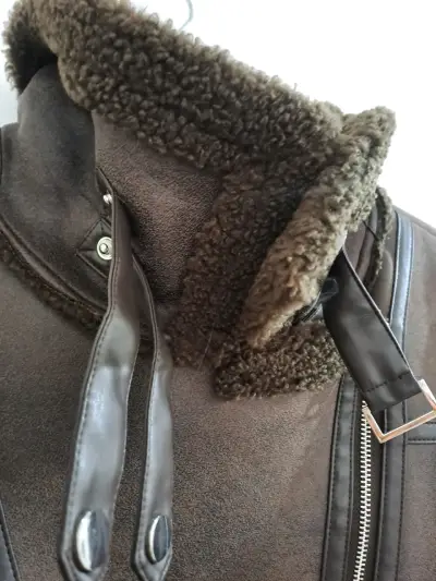 Chaqueta marrón con cuello de borrego - miniatura 4