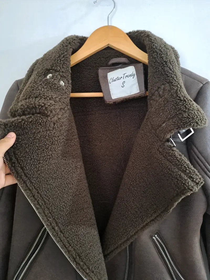 Chaqueta marrón con cuello de borrego - 5