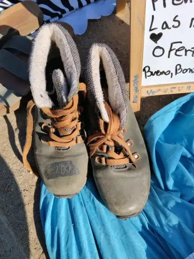 Botas de montaña usadas - miniatura 1