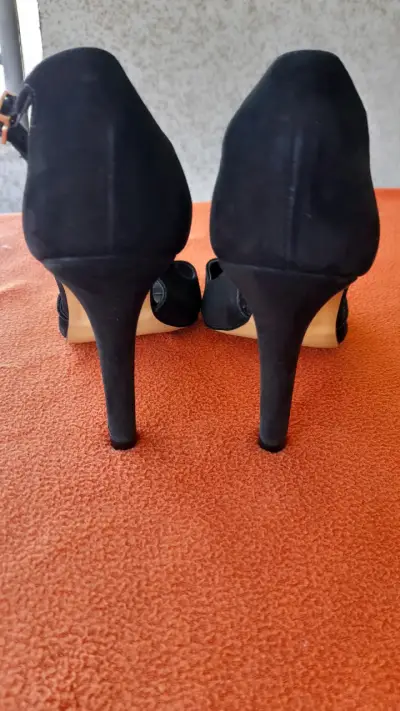 Tacones altos negros - miniatura 1