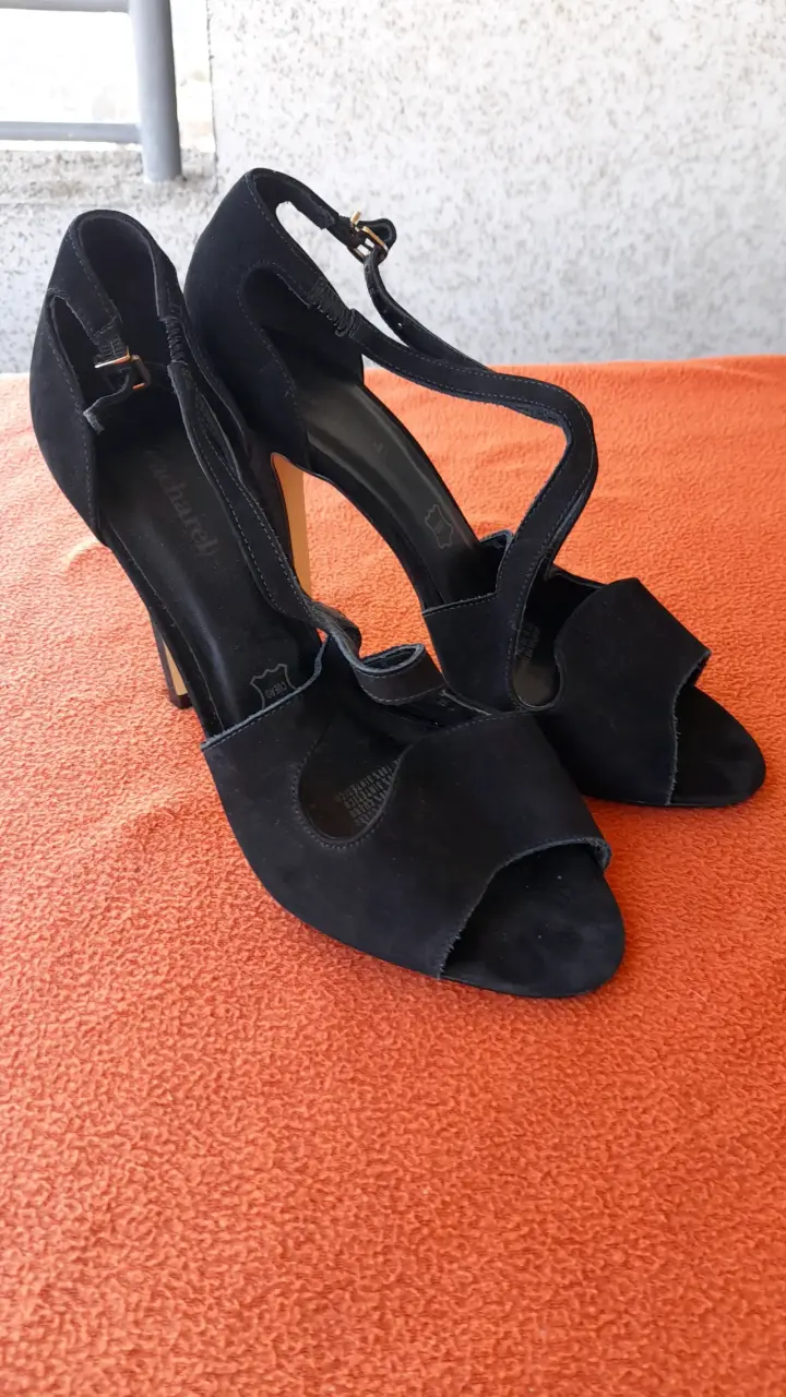 Tacones altos negros - 2