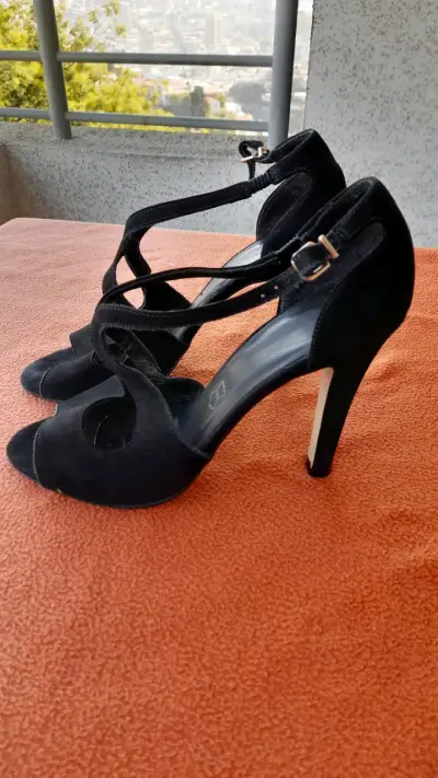 Tacones altos negros - miniatura 5
