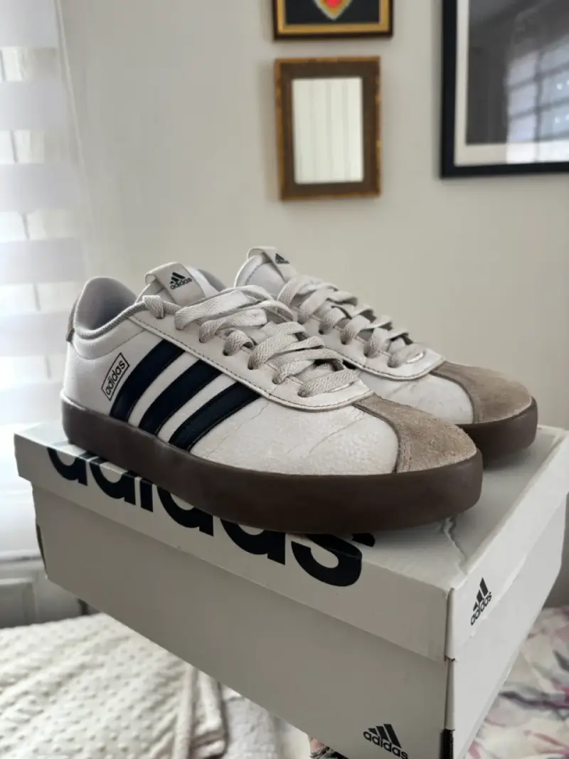 Zapatillas Adidas blancas con negro - 1