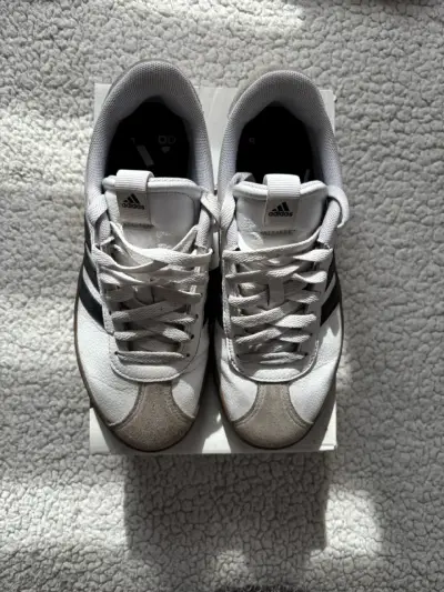 Zapatillas Adidas blancas con negro - miniatura 2