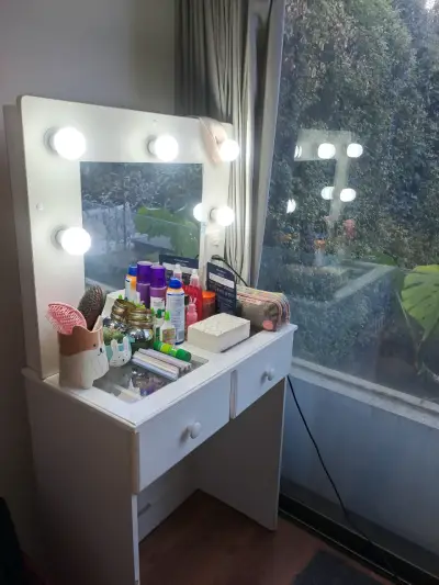 Tocador con espejo y luces - miniatura 1