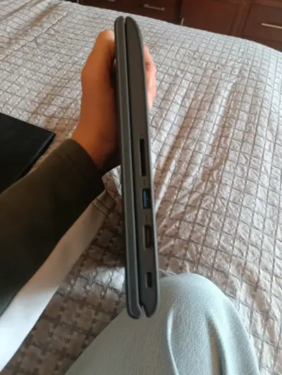 Laptop Lenovo Chromebook usada - miniatura 3
