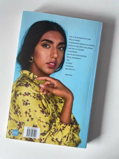 Libro 'El Sol y Sus Flores' de Rupi Kaur - miniatura 2