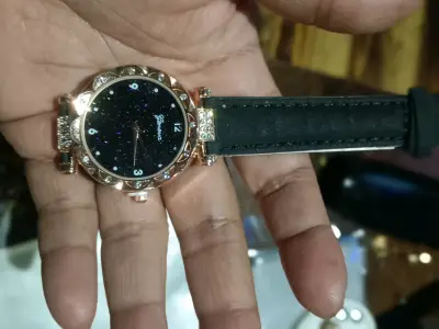 Reloj con correa negra y brillantes - miniatura 1
