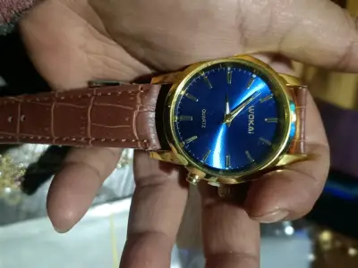 Reloj con correa negra y brillantes - miniatura 2