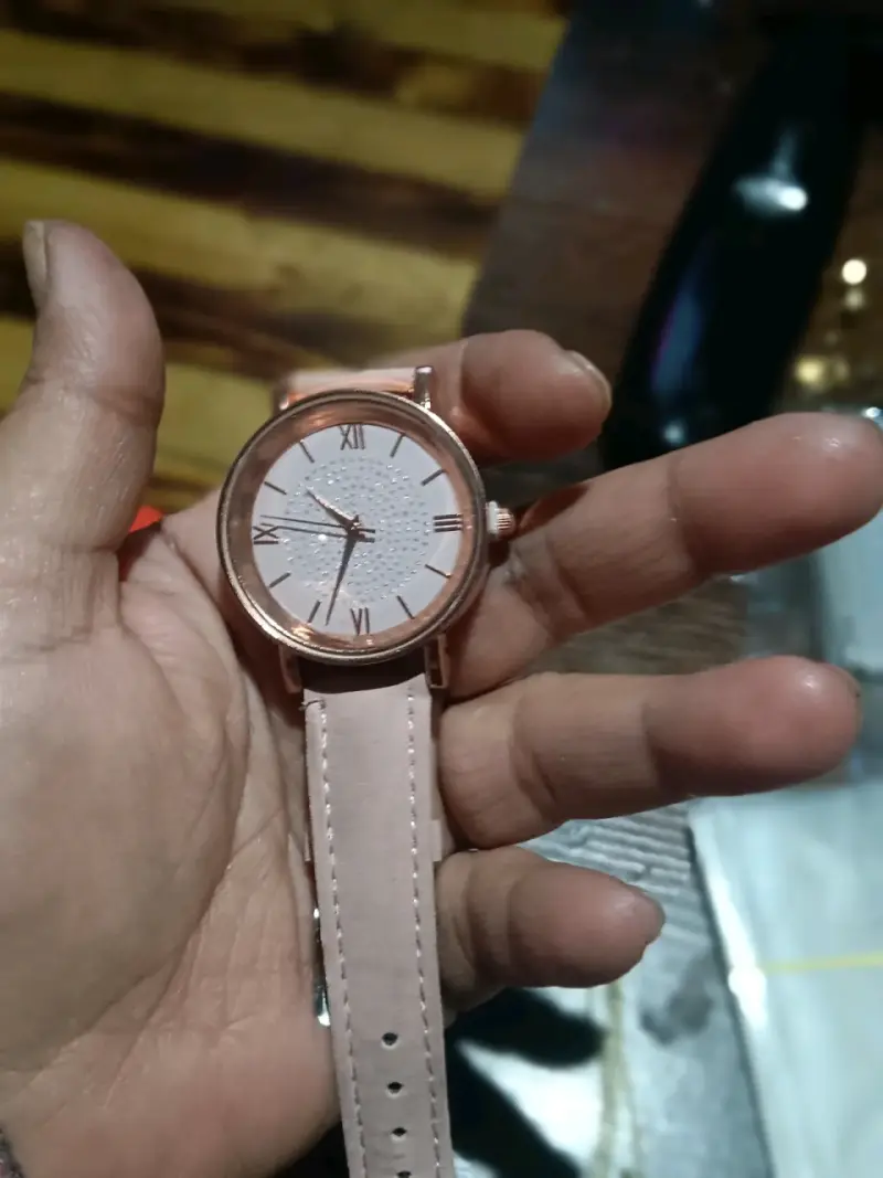Reloj con correa negra y brillantes - 3