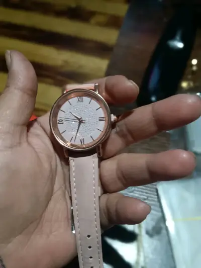 Reloj con correa negra y brillantes - miniatura 3