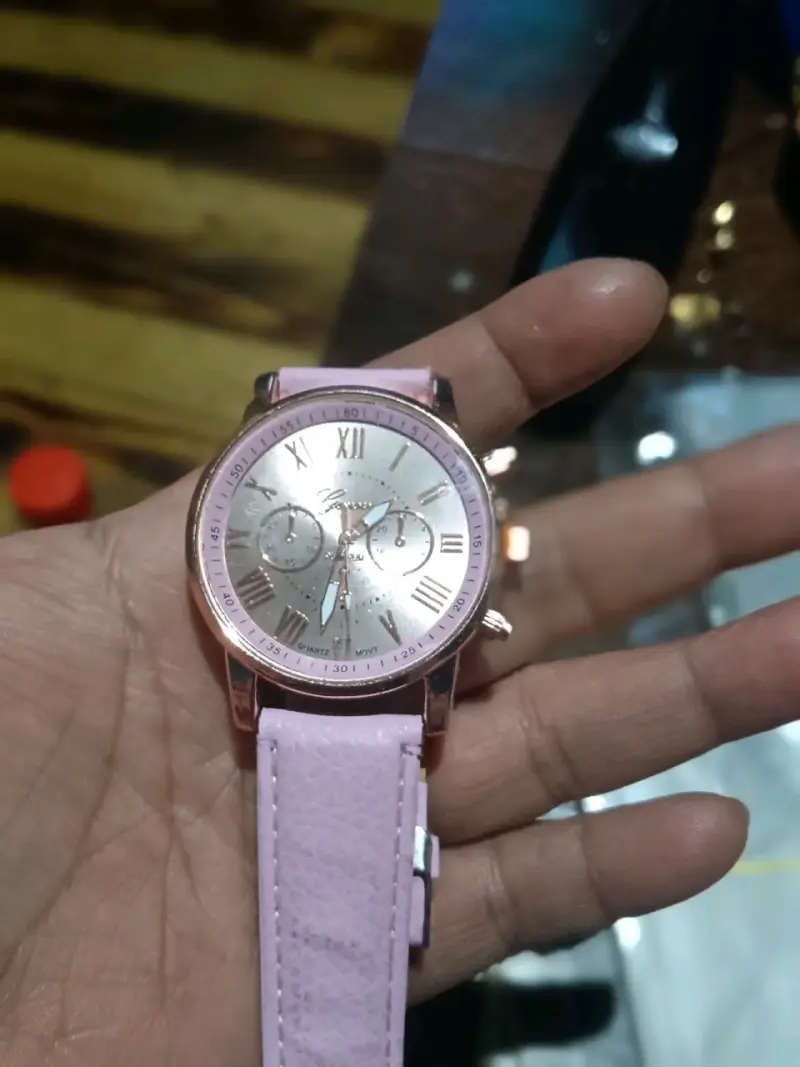 Reloj con correa negra y brillantes - 4