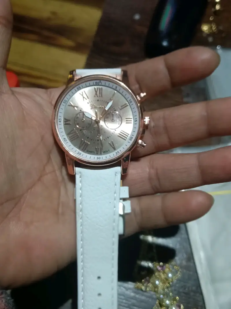 Reloj con correa negra y brillantes - 5