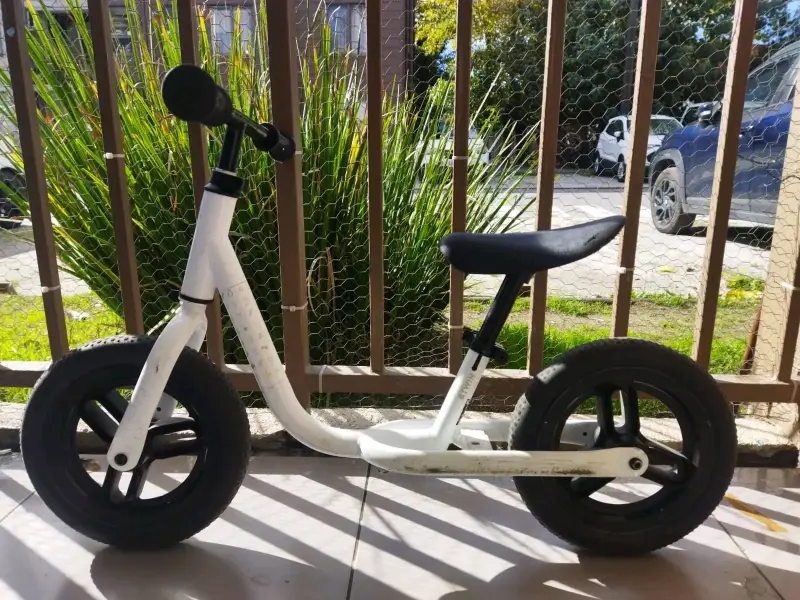 Bicicleta de equilibrio blanca - 1