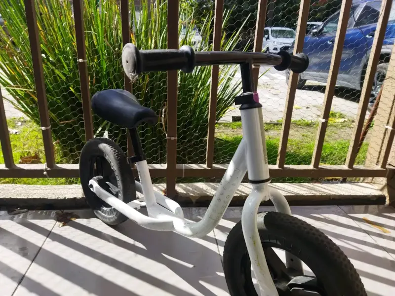 Bicicleta de equilibrio blanca - 3