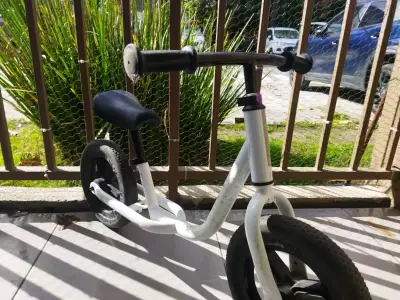 Bicicleta de equilibrio blanca - miniatura 3