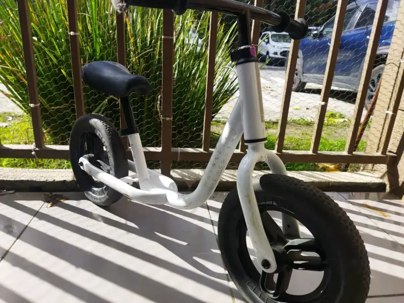Bicicleta de equilibrio blanca - 4