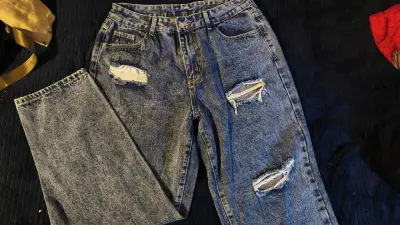 Jeans rígidos desgastados - miniatura 2