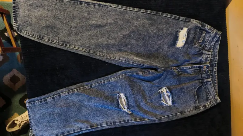 Jeans rígidos desgastados - 4