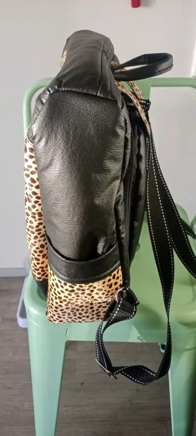 Mochila de cuero estampada - miniatura 4