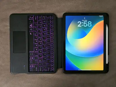 iPad Air 5th 256gb pencil y teclado - miniatura 4